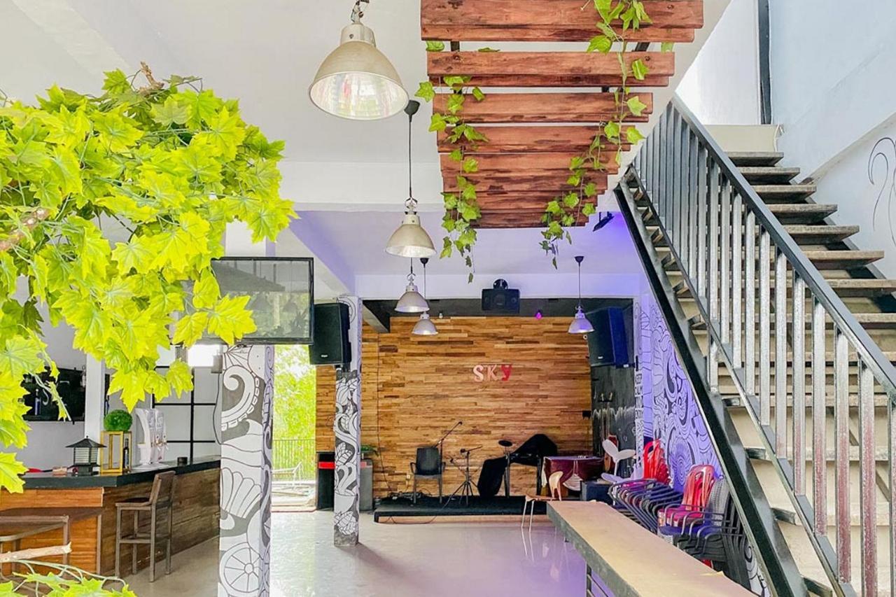 Sky Residence Tomohon Mitra Reddoorz Екстер'єр фото