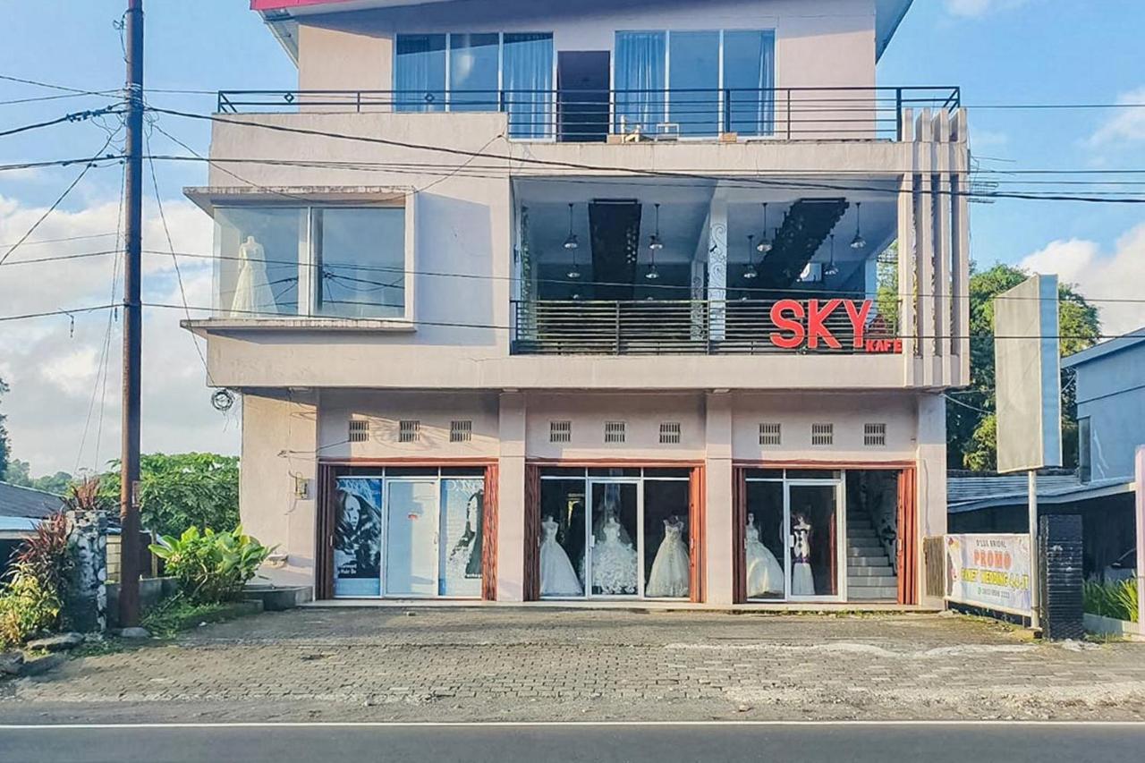 Sky Residence Tomohon Mitra Reddoorz Екстер'єр фото